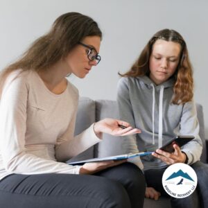 A young woman participates in an Addiction Therapy Near Me session with a professional counselor, discussing personalized strategies for recovery in Columbus, Ohio.