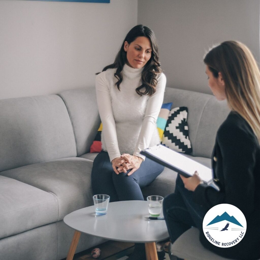 A counselor and client engaged in an addiction treatment session in Columbus, Ohio, focused on personalized recovery strategies.