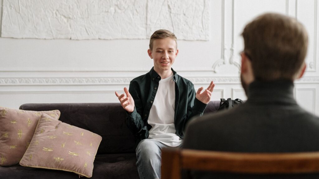 A therapist speaking with a client in a Columbus mental health center offering mental health services.