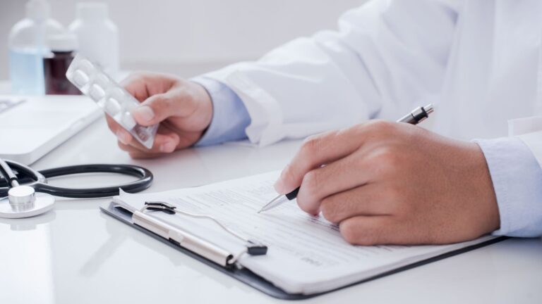 Doctor and patient discussing medication-assisted treatment in a Columbus facility for their opioid treatment.